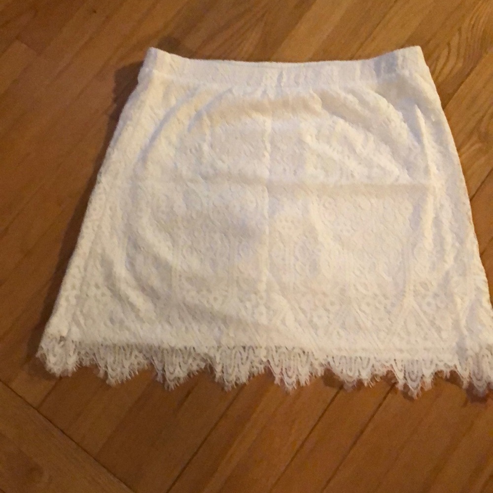 White Isaac Mizrahi lace skort